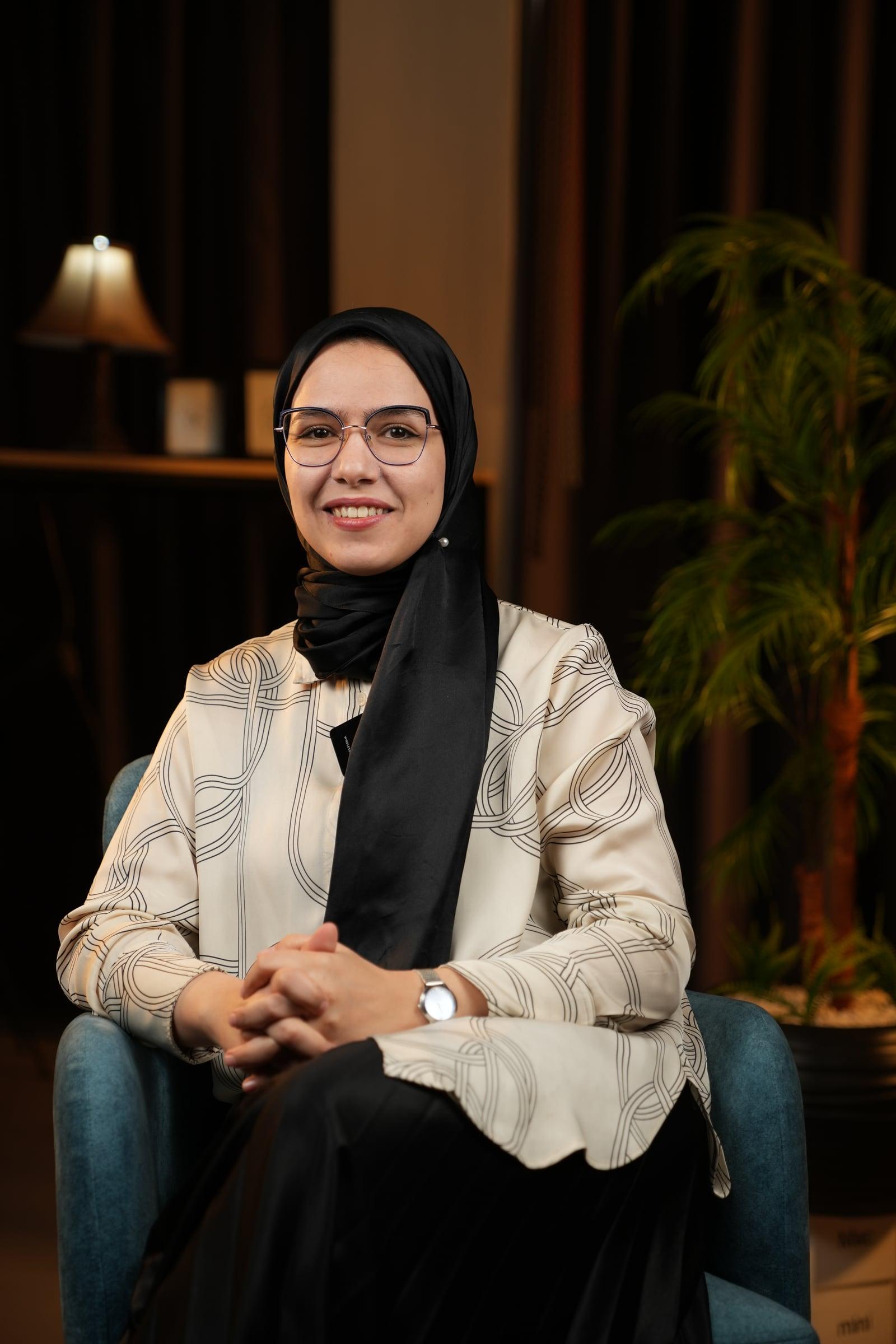 Dr Sara Dahhouki souriante, en consultation à Fès